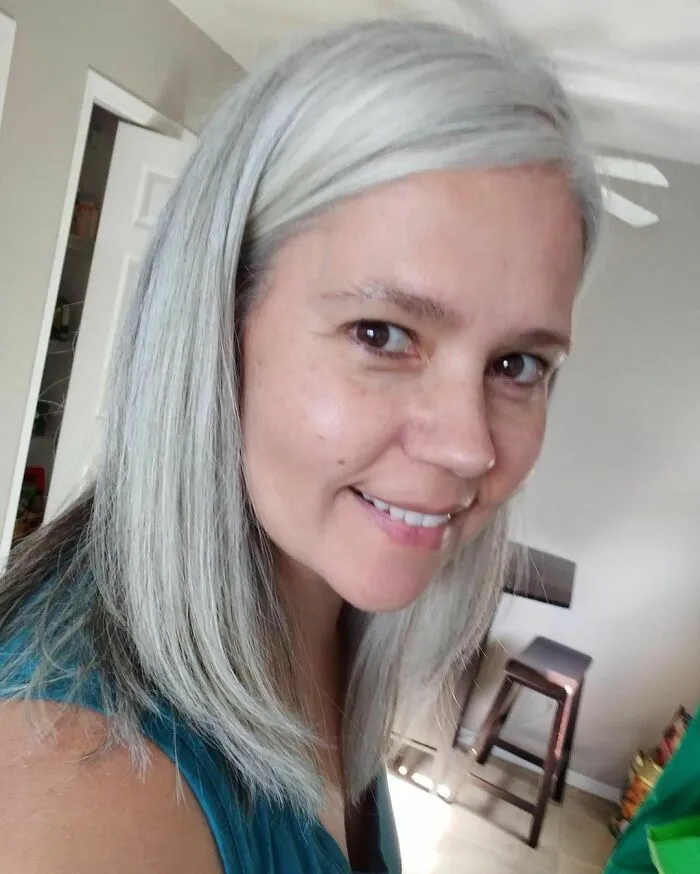 Estas 25 mujeres dejaron de teñirse el cabello, y se ven tan fabulosas que te convencerán de hacer lo mismo (nuevas fotos)