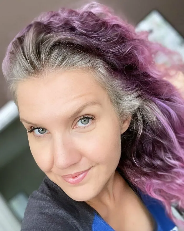 Estas 25 mujeres dejaron de teñirse el cabello, y se ven tan fabulosas que te convencerán de hacer lo mismo (nuevas fotos)