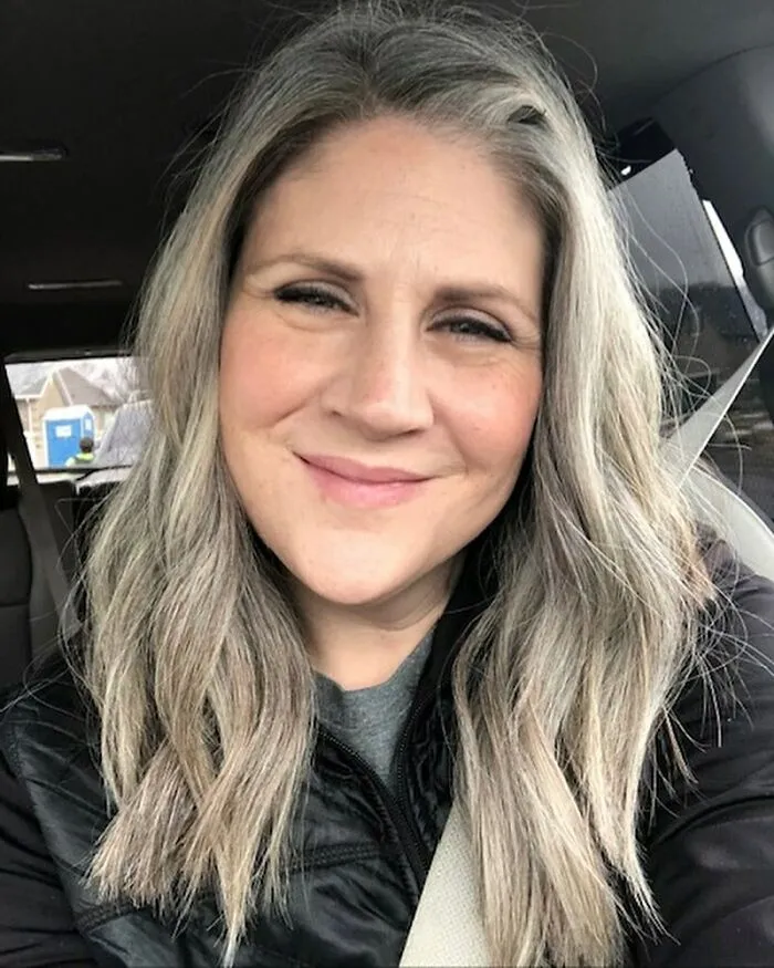 Estas 25 mujeres dejaron de teñirse el cabello, y se ven tan fabulosas que te convencerán de hacer lo mismo (nuevas fotos)
