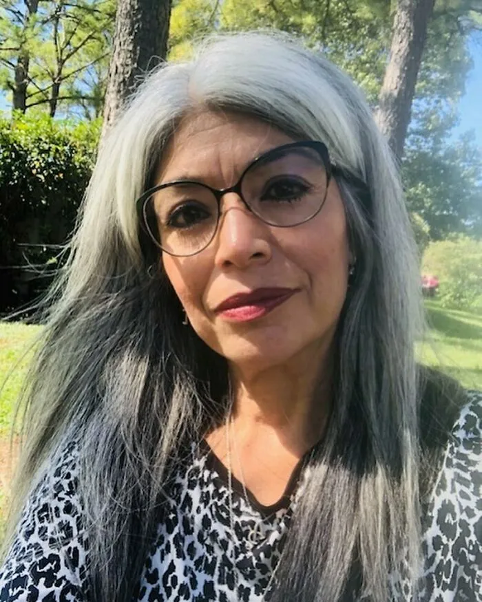 These 30 Women Who Ditched Dyeing Their Hair Look So Fabulous, They May Convince You To Do The Same (New Pics)