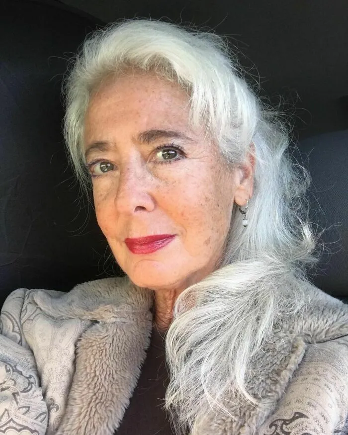 These 30 Women Who Ditched Dyeing Their Hair Look So Fabulous, They May Convince You To Do The Same (New Pics)