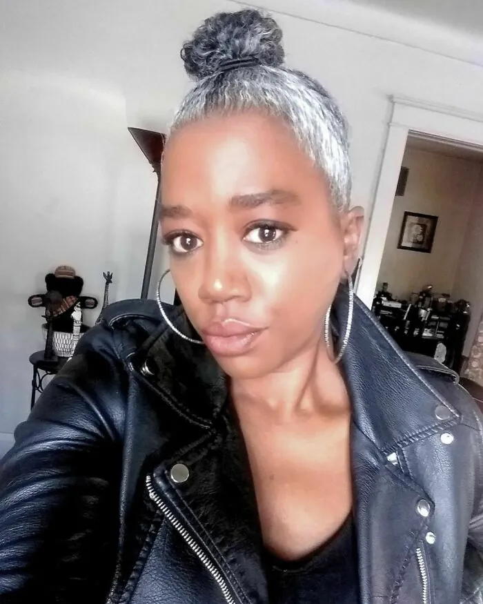 Estas 25 mujeres dejaron de teñirse el cabello, y se ven tan fabulosas que te convencerán de hacer lo mismo (nuevas fotos)