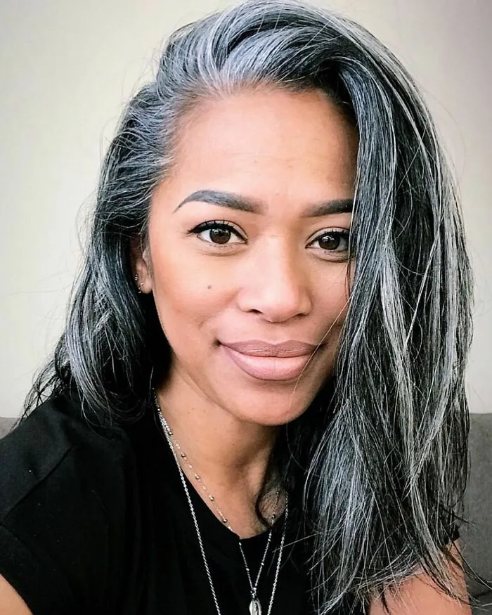 Estas 25 mujeres dejaron de teñirse el cabello, y se ven tan fabulosas que te convencerán de hacer lo mismo (nuevas fotos)