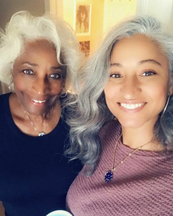 Estas 25 mujeres dejaron de teñirse el cabello, y se ven tan fabulosas que te convencerán de hacer lo mismo (nuevas fotos)