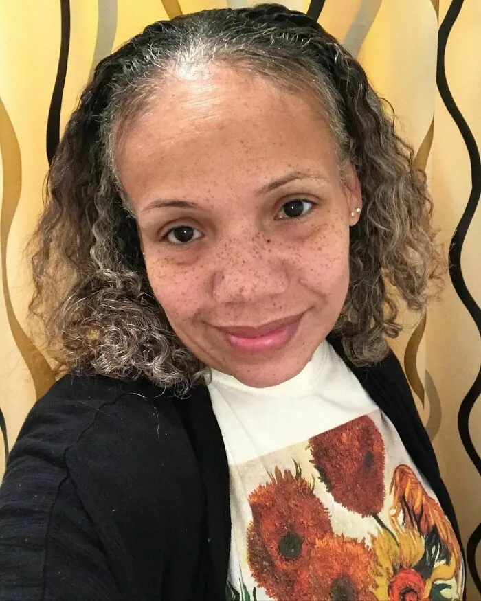 Estas 25 mujeres dejaron de teñirse el cabello, y se ven tan fabulosas que te convencerán de hacer lo mismo (nuevas fotos)