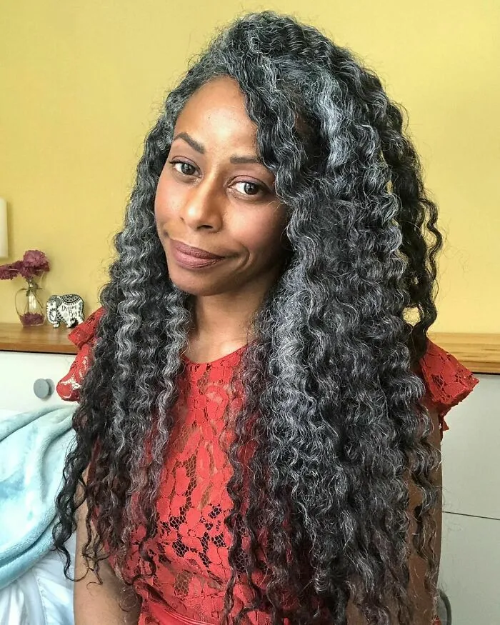 Estas 25 mujeres dejaron de teñirse el cabello, y se ven tan fabulosas que te convencerán de hacer lo mismo (nuevas fotos)