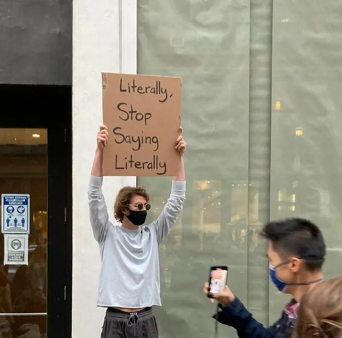 ‘Dude With Sign' Has 7.4 Million Followers For Protesting Annoying Everyday Things With Funny Signs (40 New Pics)