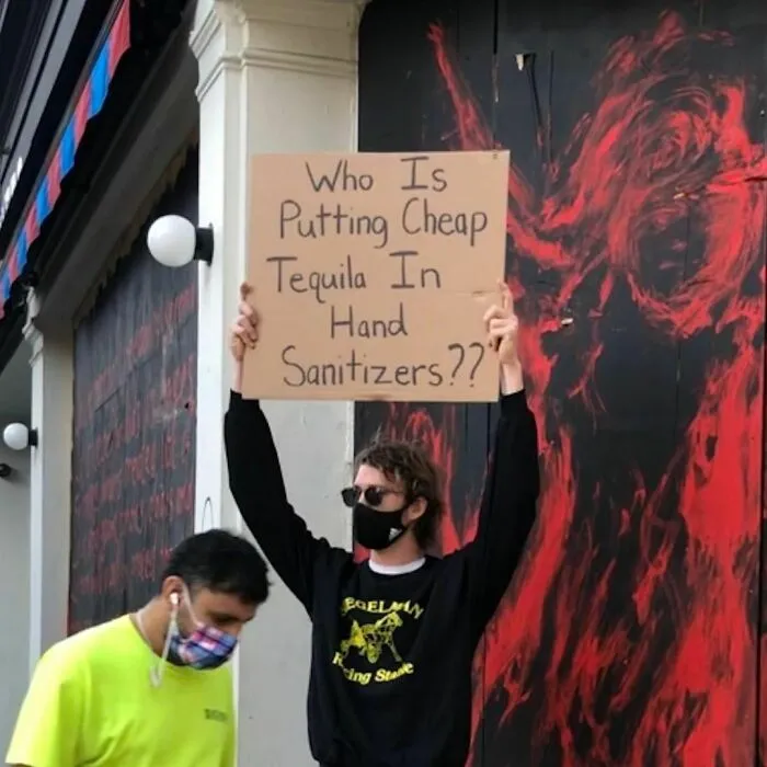 El hombre de los carteles tiene 7.4 millones de seguidores por protestar contra molestas cosas cotidianas con divertidos carteles (30 fotos nuevas)