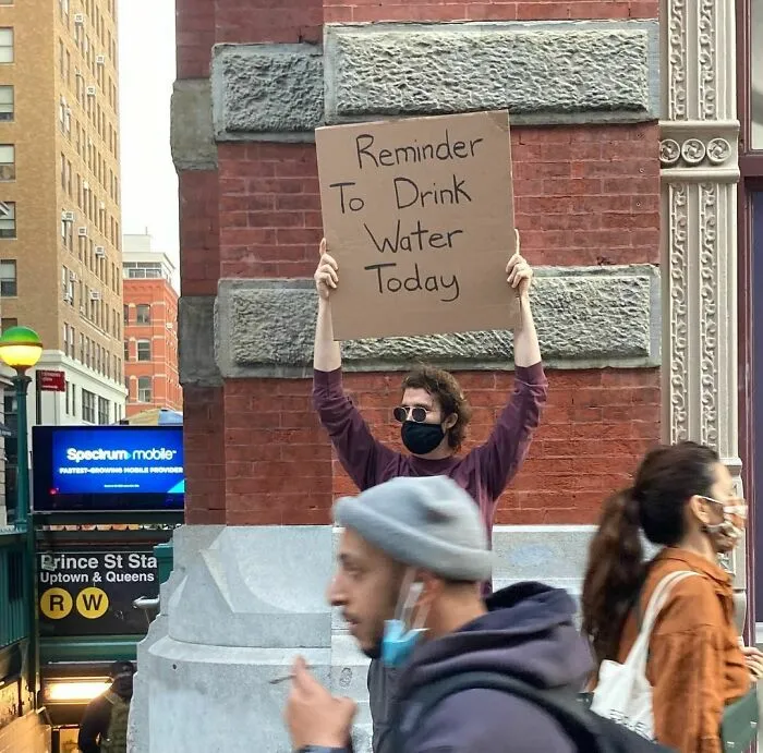 ‘Dude With Sign' Has 7.4 Million Followers For Protesting Annoying Everyday Things With Funny Signs (40 New Pics)