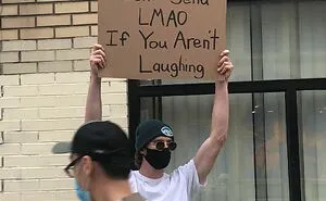 ‘Dude With Sign' Has 7.4 Million Followers For Protesting Annoying Everyday Things With Funny Signs (40 New Pics)