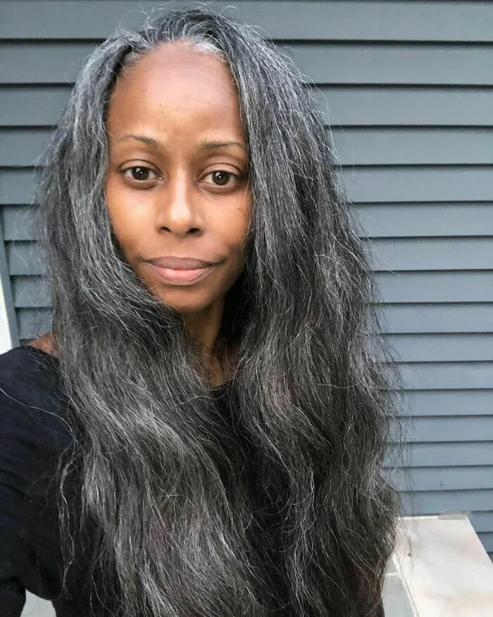 Estas 25 mujeres dejaron de teñirse el cabello, y se ven tan fabulosas que te convencerán de hacer lo mismo (nuevas fotos)