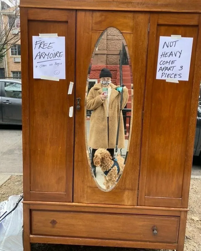 Dice que no es pesado... ¡Armario frente al 567 de la calle Bainbridge en Brooklyn! Lindo cachorro no incluido