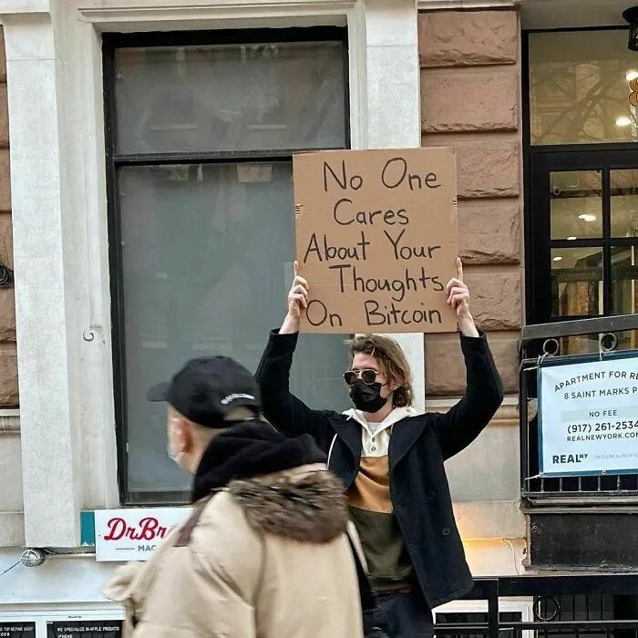 El hombre de los carteles tiene 7.4 millones de seguidores por protestar contra molestas cosas cotidianas con divertidos carteles (30 fotos nuevas)