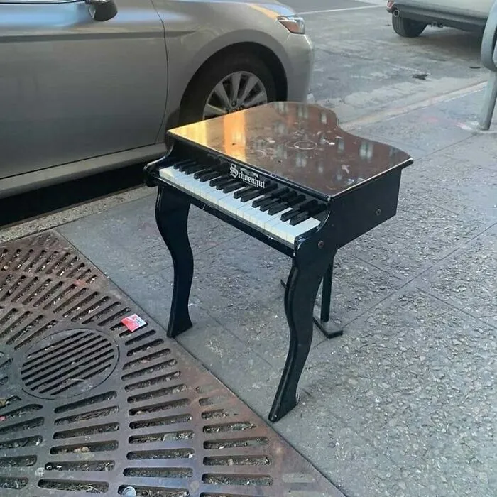 ¡Ya no hay excusa para dejar las clases de piano! Este pequeño encajará perfectamente en tu estudio. ¡Piano bebé en la 3ª y la 72ª!