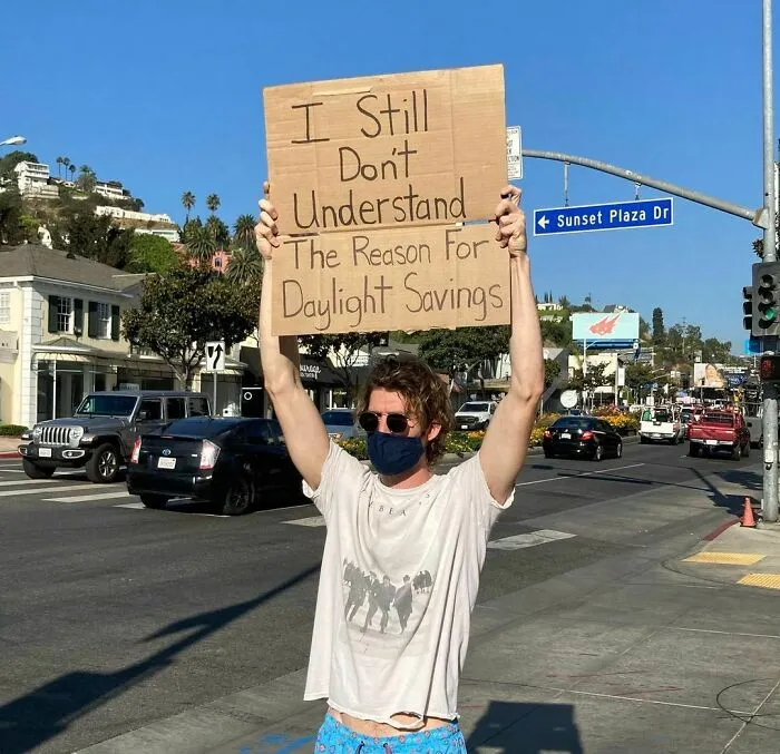 ‘Dude With Sign' Has 7.4 Million Followers For Protesting Annoying Everyday Things With Funny Signs (40 New Pics)