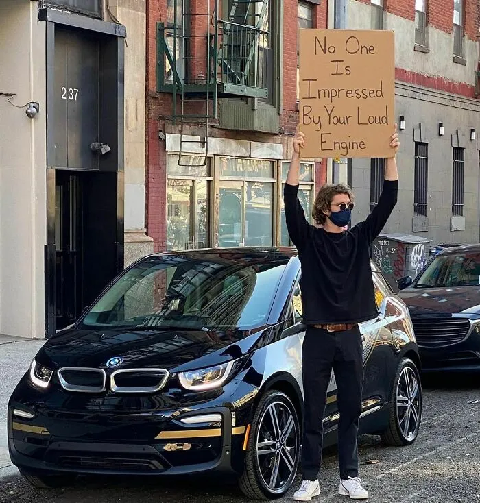 ‘Dude With Sign' Has 7.4 Million Followers For Protesting Annoying Everyday Things With Funny Signs (40 New Pics)