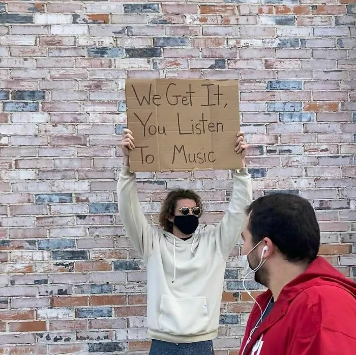 El hombre de los carteles tiene 7.4 millones de seguidores por protestar contra molestas cosas cotidianas con divertidos carteles (30 fotos nuevas)