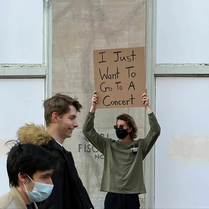 ‘Dude With Sign' Has 7.4 Million Followers For Protesting Annoying Everyday Things With Funny Signs (40 New Pics)