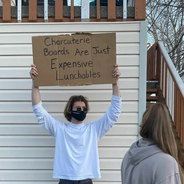 ‘Dude With Sign' Has 7.4 Million Followers For Protesting Annoying Everyday Things With Funny Signs (40 New Pics)