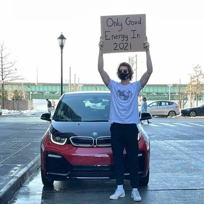 El hombre de los carteles tiene 7.4 millones de seguidores por protestar contra molestas cosas cotidianas con divertidos carteles (30 fotos nuevas)