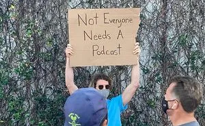 ‘Dude With Sign' Has 7.4 Million Followers For Protesting Annoying Everyday Things With Funny Signs (40 New Pics)