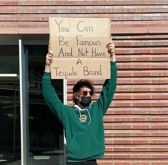 El hombre de los carteles tiene 7.4 millones de seguidores por protestar contra molestas cosas cotidianas con divertidos carteles (30 fotos nuevas)