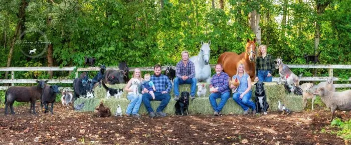 I Created A Photo Project Called "Farmily" Where I Capture Families And All Their Animals (30 Pics)