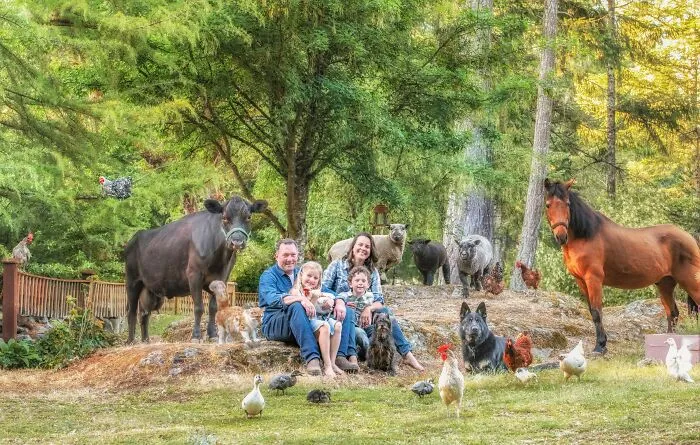 I Created A Photo Project Called "Farmily" Where I Capture Families And All Their Animals (30 Pics)
