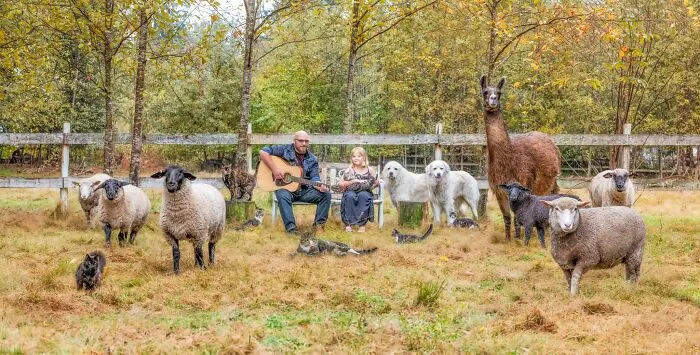 I Created A Photo Project Called "Farmily" Where I Capture Families And All Their Animals (30 Pics)