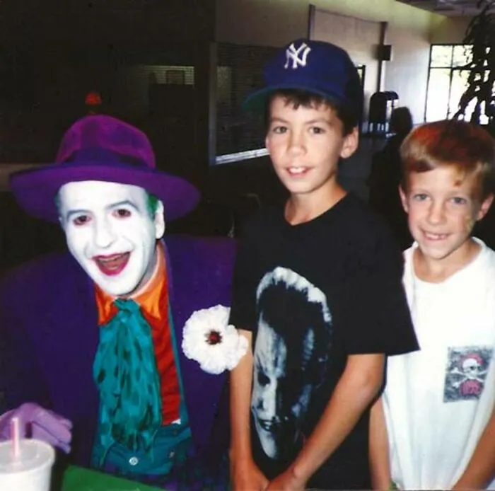 30 Funny And Awkward Pics Of Kids Posing With Superheroes And Popular Characters In The '70s And '80s