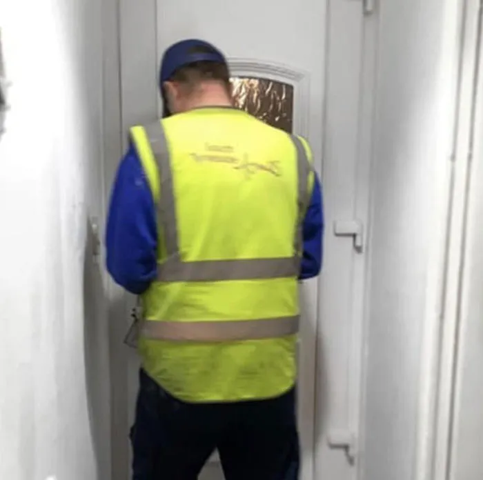 La puerta estaba atascada por dentro, así que llamé a un tipo para que la reparara. Consiguió abrirla, dejó sus herramientas fuera, entró y cerró la puerta. Ahora ambos estamos atascados