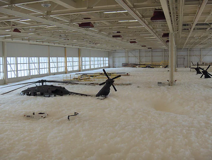 Alguien activó accidentalmente el sistema de extinción de incendios en un hangar militar