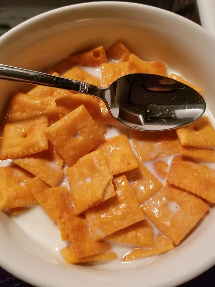 Preparé un bol con cereales de canela a oscuras, y resultaron ser snacks de queso