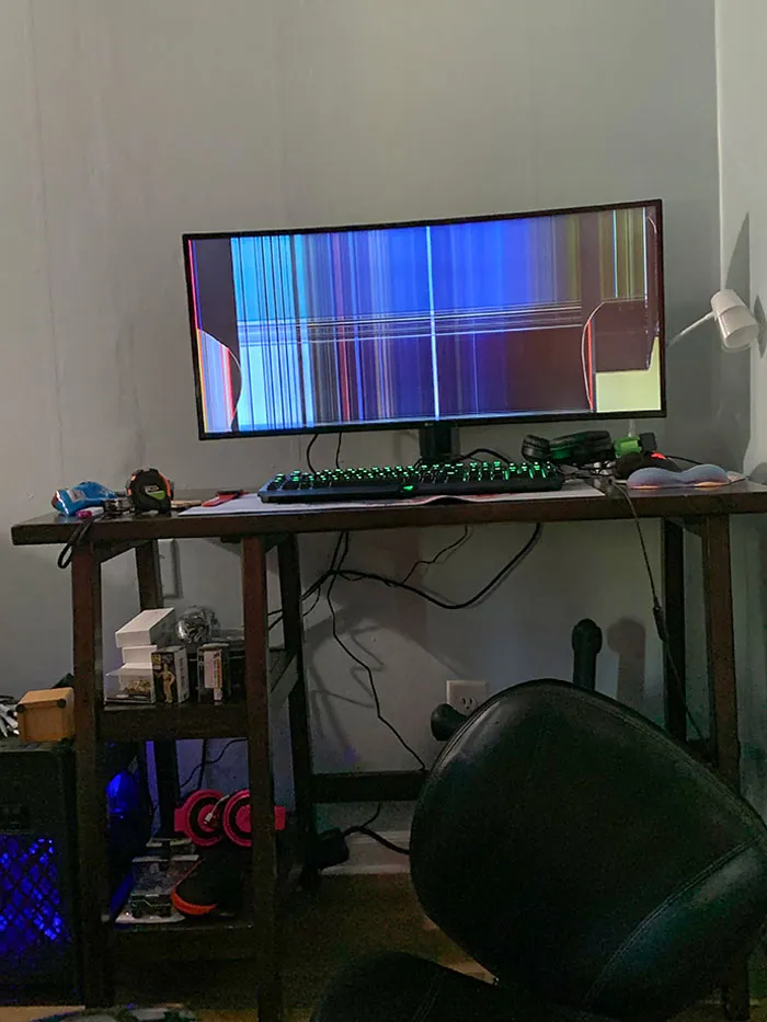Acabo de instalar un nuevo monitor, la silla se deslizó debajo de mí y me golpeé contra el escritorio, y el monitor se cayó y se rompió. Feliz viernes