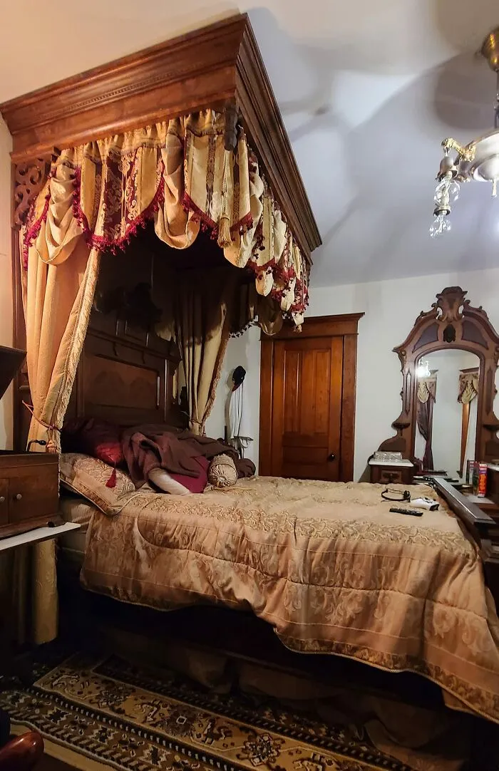 Me olvidé de hacer la cama antes de tomar una foto, pero la conseguí de mi amigo por 100 dólares y me dijo que salió de una casa en Detroit Michigan