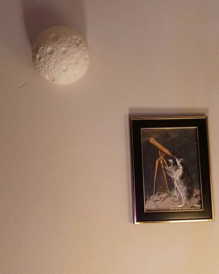 Ya tenía la luna pero conseguí la impresión (sin marco) de mi grupo Buy Nothing e hice una recogida sin contacto