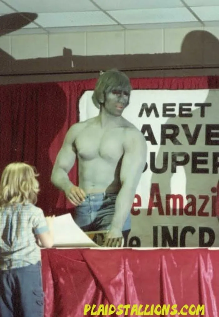 30 Funny And Awkward Pics Of Kids Posing With Superheroes And Popular Characters In The '70s And '80s