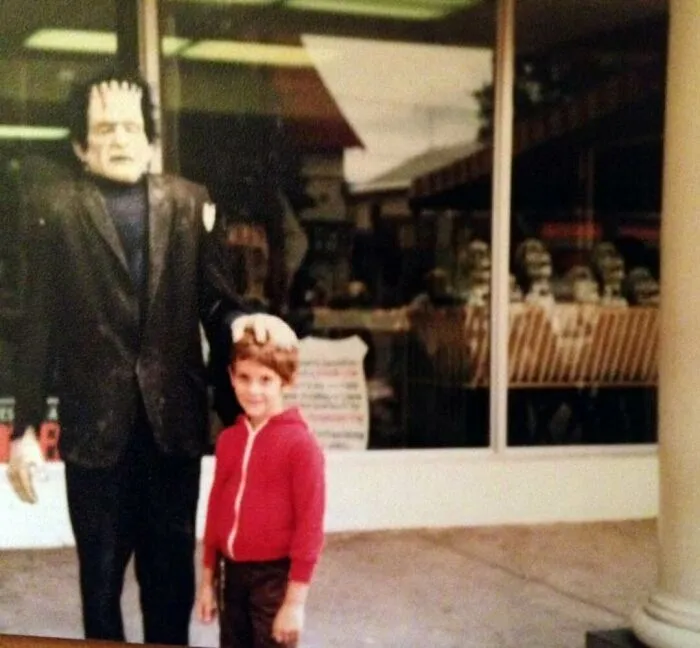 30 Funny And Awkward Pics Of Kids Posing With Superheroes And Popular Characters In The '70s And '80s