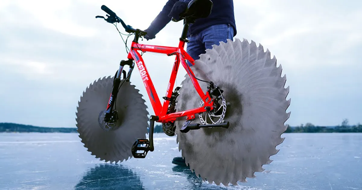 Este hombre cambió las ruedas de su bici por sierras circulares y se fue a dar una vuelta por un lago helado