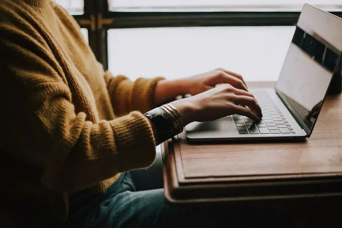 La gente comparte de manera anónima secretos de sus trabajos que no deberían compartir en un hilo viral en internet