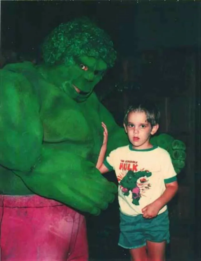 30 Funny And Awkward Pics Of Kids Posing With Superheroes And Popular Characters In The '70s And '80s