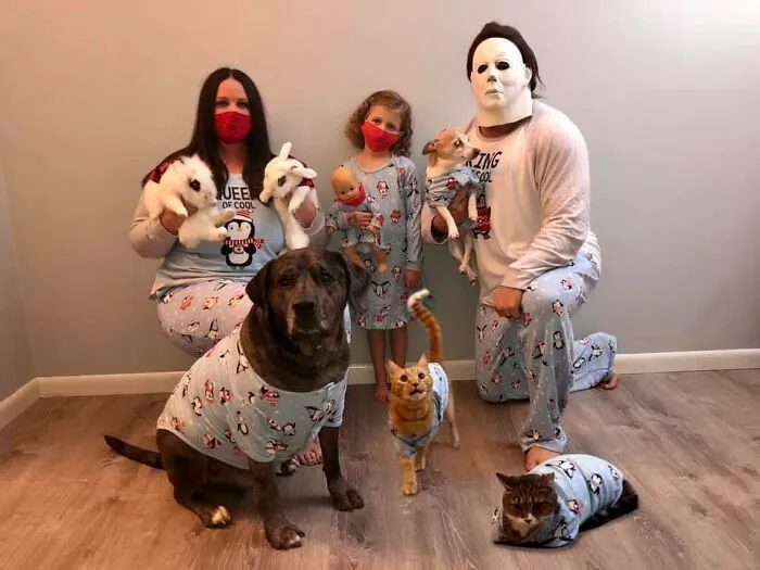 40 Of The Best Family Photos Featuring Dogs And Their Owners From Facebook’s #FamilyPortraitChallenge