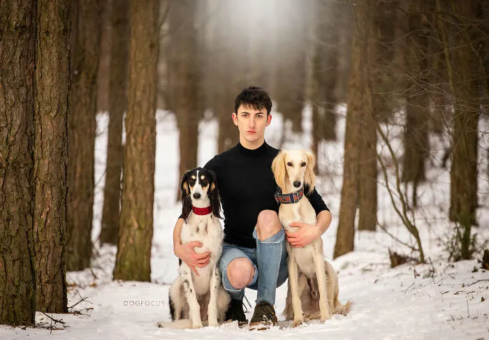 40 Of The Best Family Photos Featuring Dogs And Their Owners From Facebook’s #FamilyPortraitChallenge