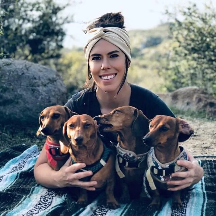 40 Of The Best Family Photos Featuring Dogs And Their Owners From Facebook’s #FamilyPortraitChallenge