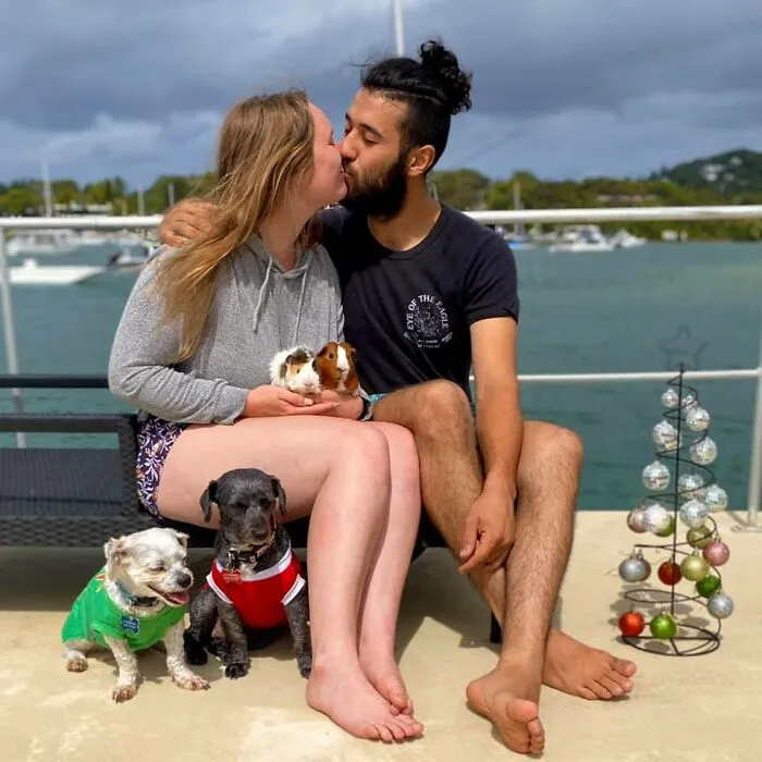 40 Of The Best Family Photos Featuring Dogs And Their Owners From Facebook’s #FamilyPortraitChallenge