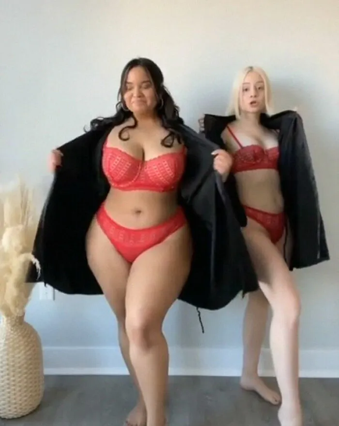 Two Friends Demonstrate How The Same Outfit Looks On Their Different Body Types (36 New Pics)