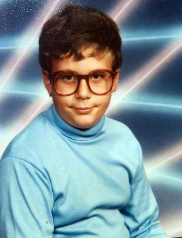Yo, alrededor de 1991. Mi madre me dejó poner el fondo láser. Estoy muy orgulloso de esta foto.