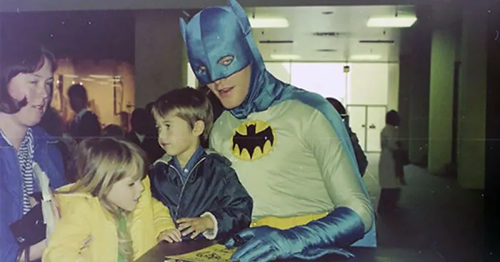 30 Funny And Awkward Pics Of Kids Posing With Superheroes And Popular Characters In The '70s And '80s