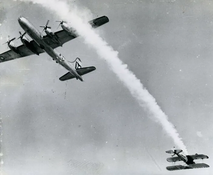 1950 "Casi colisión en un espectáculo aéreo"