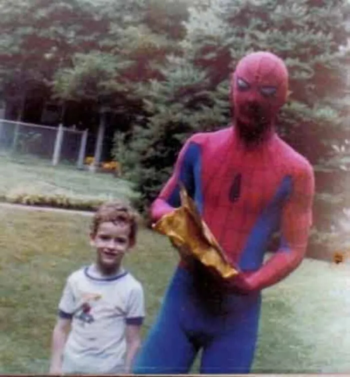 30 Funny And Awkward Pics Of Kids Posing With Superheroes And Popular Characters In The '70s And '80s